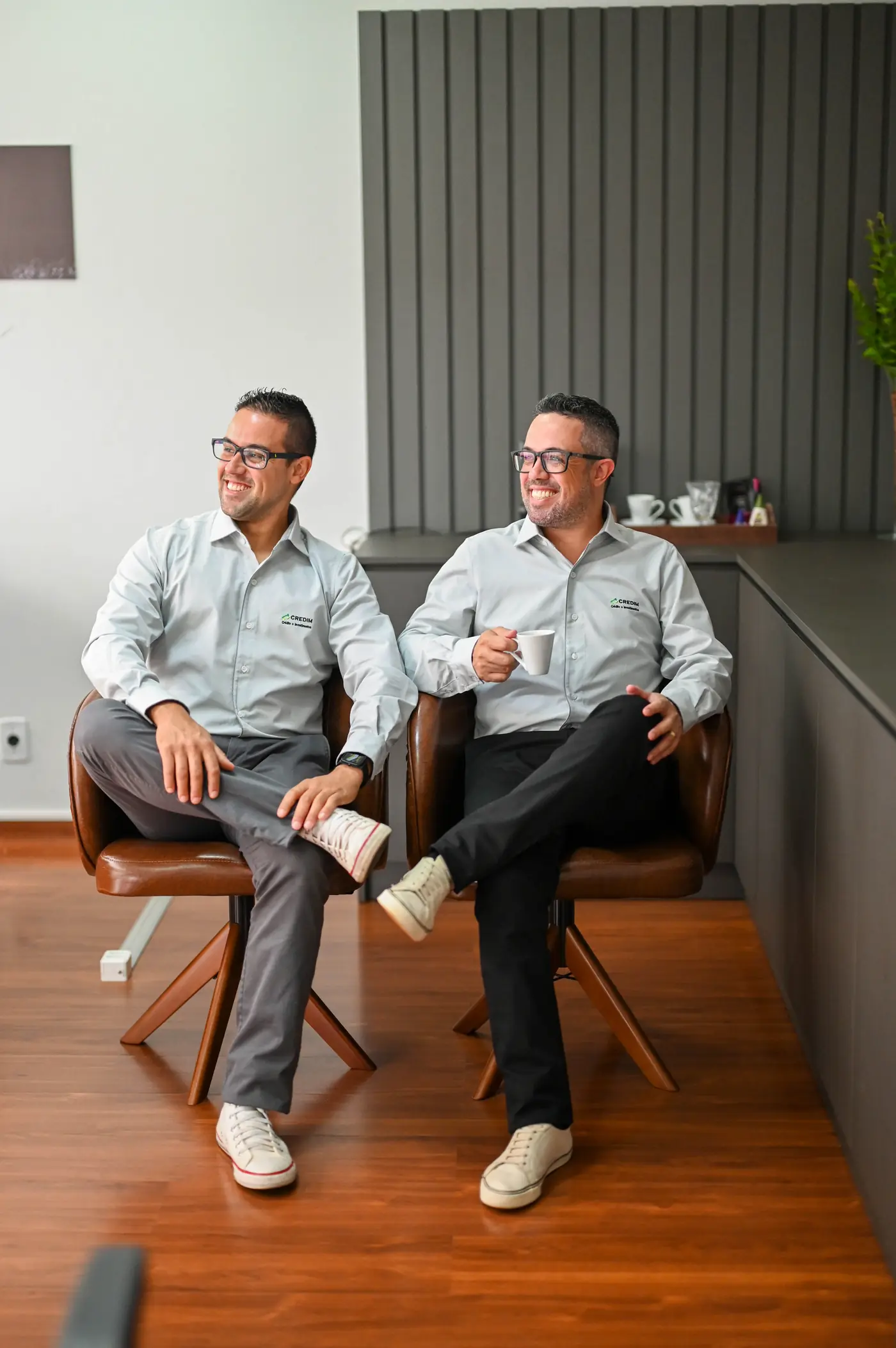 Consultores conversando com café no escritório