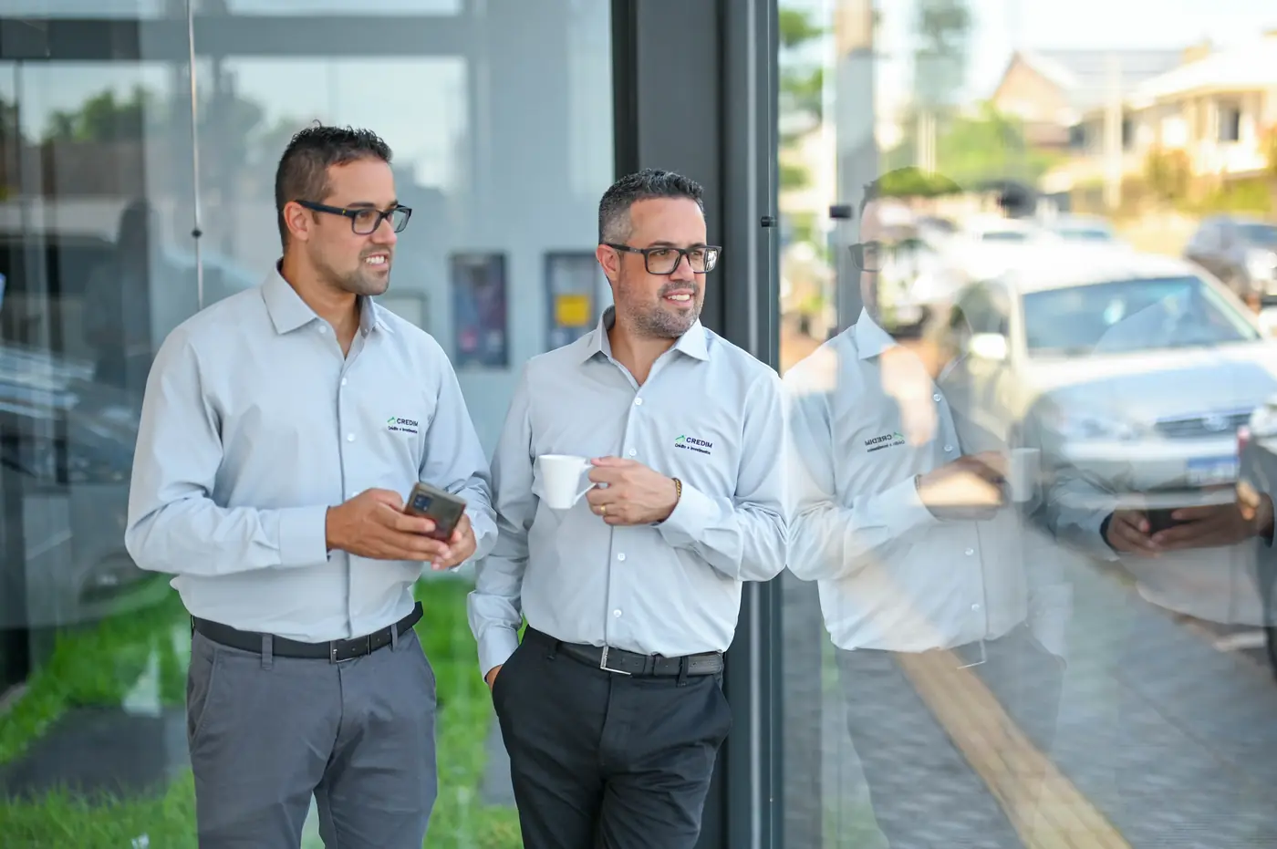 Consultores da Credim conversando no escritório